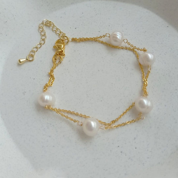 Exquisite Pearl Bracelet with 18k Gold Plated Chain - Featuring a Unique and Elegant Design