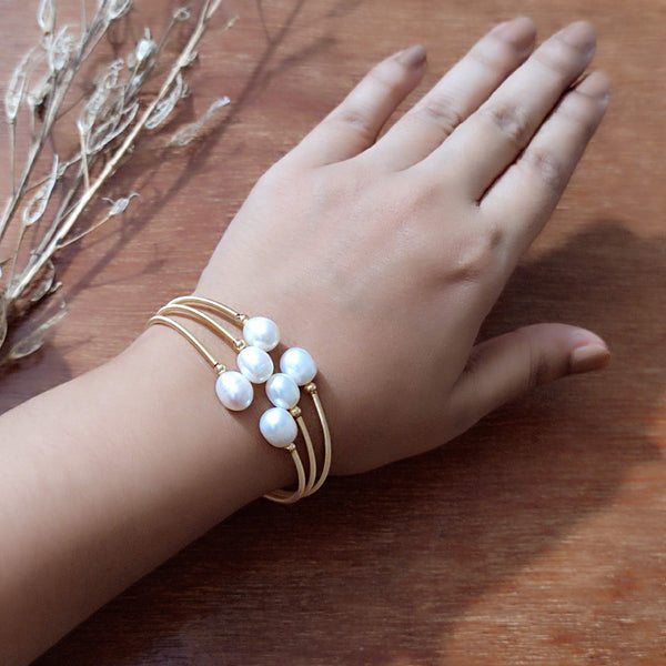 Elegant Adjustable Pearl Bracelet in White
