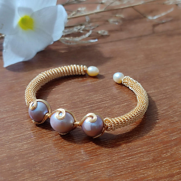 Shimmering Silver Pearl Bracelet with Customizable Fit