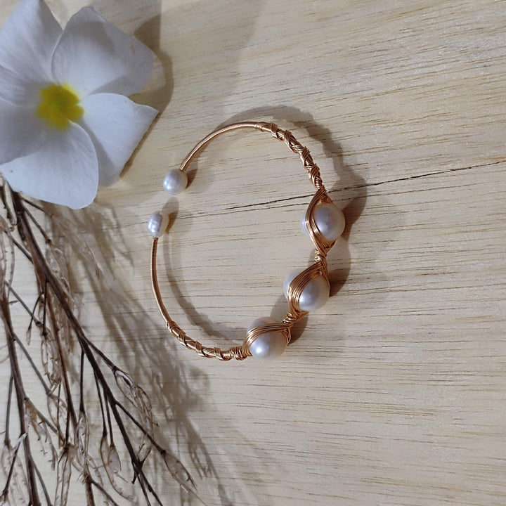 Classic Adjustable fresh water Pearl Bracelet in White - LeisFita.com