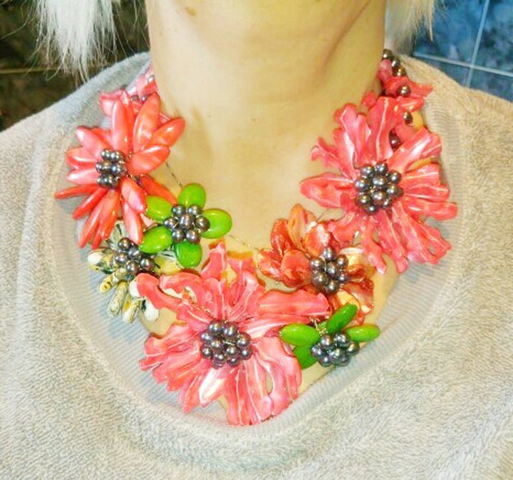 Classic Romantic Red Shell and Black Pearl Flower Necklace - LeisFita.com