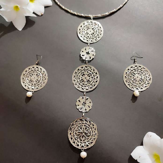 Flower Naksha Design Dual Tone Katai Tie Set - Ethnic Necklace Earring: Add a touch of elegance to your outfit with this handcrafted jewelry - LeisFita.com