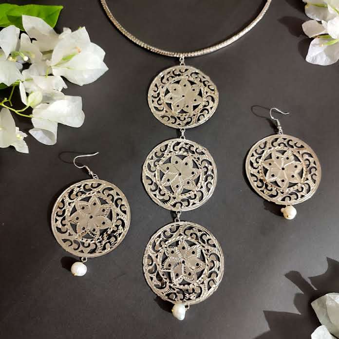 Flower Naksha Design Dual Tone Katai Tie Set - Ethnic Necklace Earring: Add a touch of elegance to your outfit with this handcrafted jewelry - LeisFita.com