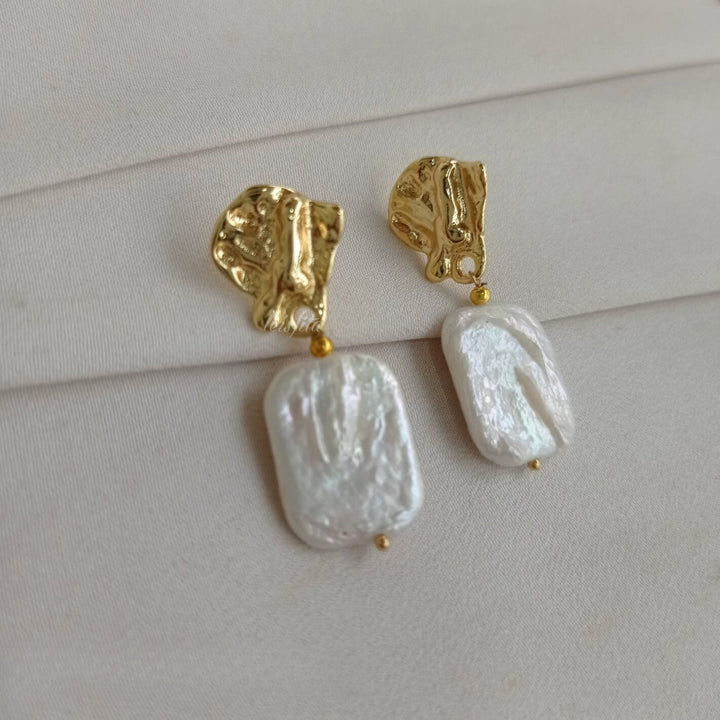 Golden Elegance Pearl earrings - LeisFita.com